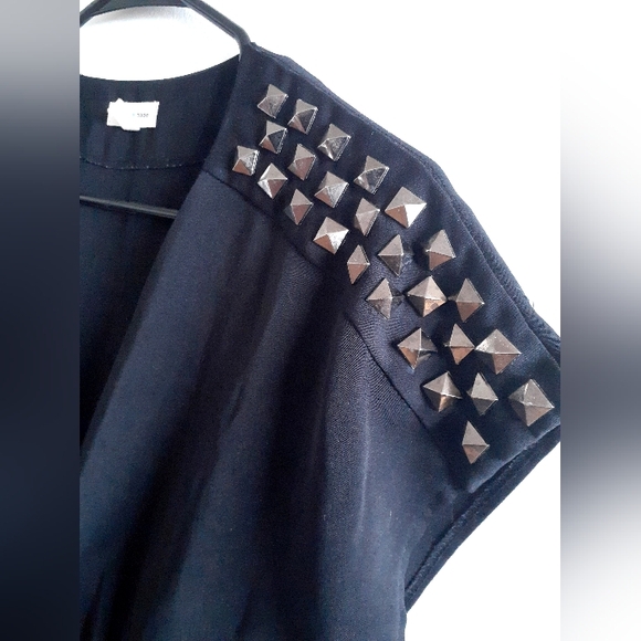 Fitted romper with square metallic shoulder studs - Picture 8 of 9